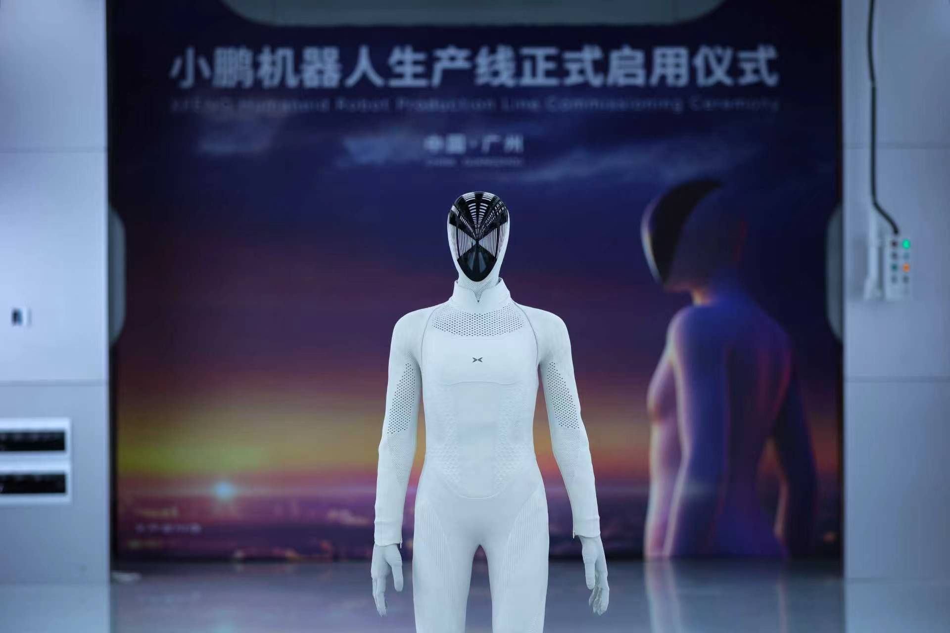 #小鹏第一位机器人自己走下产线#今天小鹏这条消息真的很有冲击力，第一台高阶人形机器人，完成自动化总装之后，自己走下产线，不是靠人搬运、不是遥控推着出来，这一步意义完全不一样。
 
之前大部分人形机器人，还停留在实验室样机阶段，大多靠手工装配，想批量造出来是行业一大难题。小鹏直接把造车 ​