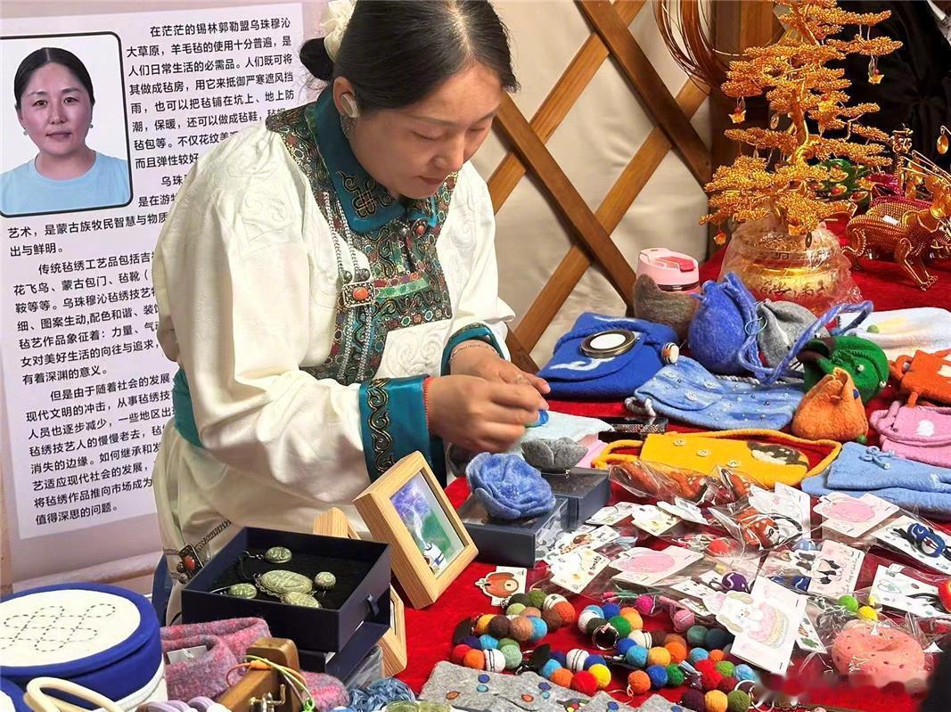#弘扬蒙古马精神# 在锡林郭勒草原，传统非遗正成为青年创业就业的新赛道！当地立足“非遗+文创+新业态”模式，助力返乡高校毕业生灵活就业、增收致富。

针对青年创业缺平台、缺思路的难题，锡林郭勒盟免费提供创业场地、开展直播带货、文创设计等专项培训，搭建线上云端市集、线下展销平台，打通草原 ​