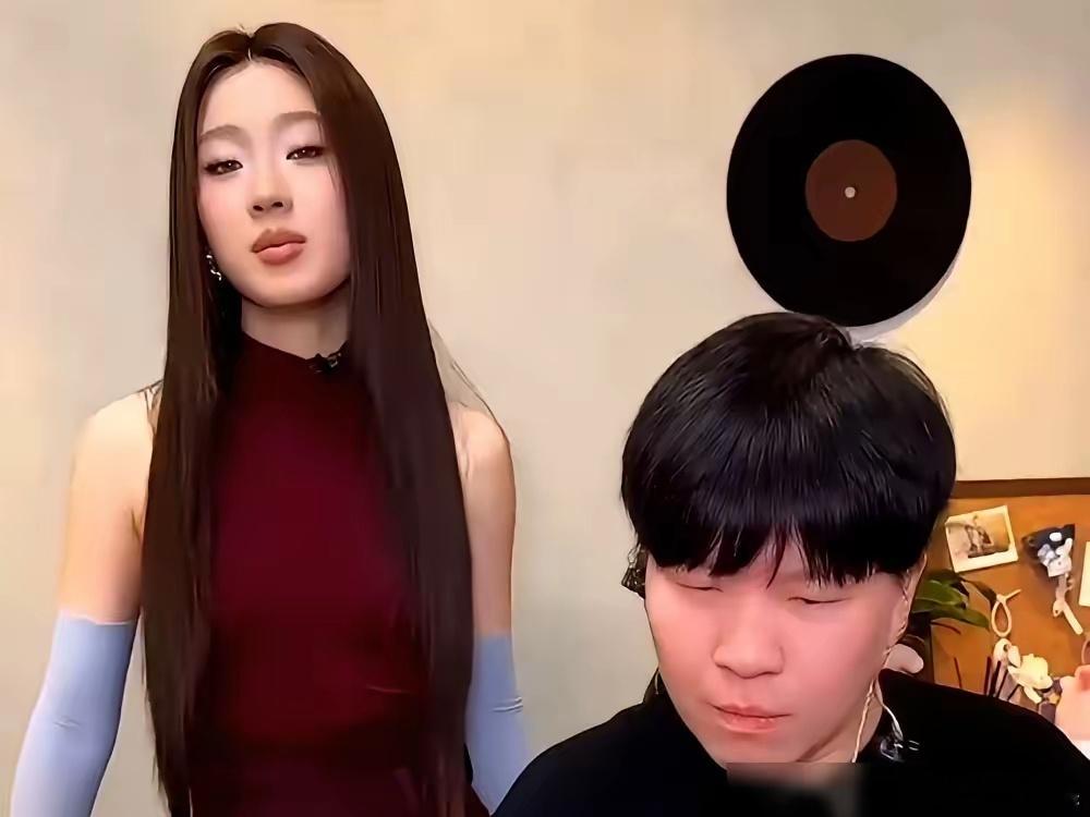 常石磊给单依纯做专辑，圈内人早看明白了，根本不是捧，是重塑。
​林忆莲的《盖亚》听过没？金曲奖最佳专辑制作人，就是他的手笔。王源、黄龄、胡彦斌，全排着队找他。这人不写词，专攻编曲、人声设计，能把歌手原来的唱法拆了重装。
​方文山是给歌穿衣服，常石磊是给歌手换骨头。单依纯翻唱起家，嗓 ​