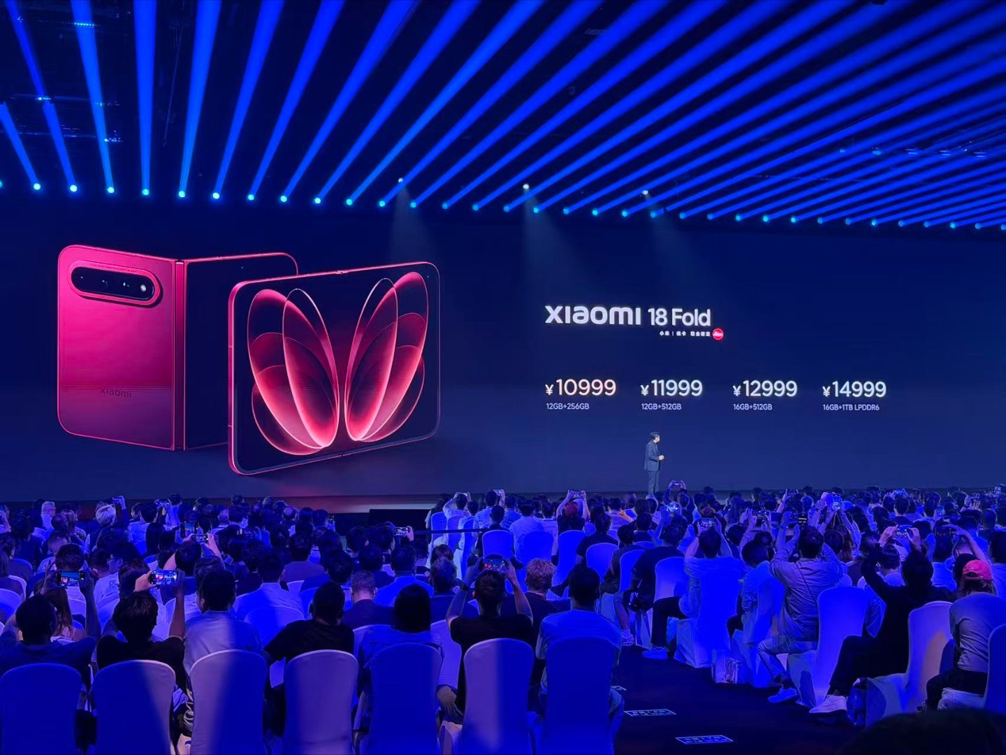 小米 18 Fold 价格来了：

12+256GB：10999 元
12+512GB： 11999 元
16GB+1TB：14999 元

配置先不聊，单看价格，
小米这次对折叠屏市场的态度，
明确不光卷价格，还要拿高端！

你们觉得贵了，还是杀疯了！ 
#小米发布会# #小米秋季旗舰新品发布会# #小米18fold今晚7点发布# ​