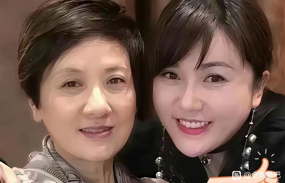 张国立夫妇收养的闺女张可碹长大了，眉眼间像极了张国立，邓婕对她视如己出，引起网友热议！ ​