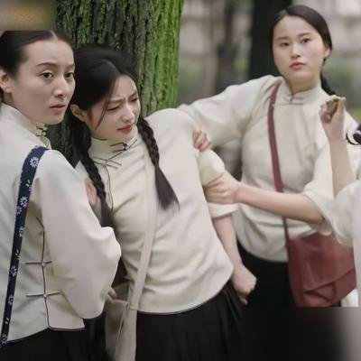 同框即拉踩，徐若晗和郭宇欣往那一站，短剧的滤镜碎了一地。
《玉簟秋》一播，两人对手戏直接成照妖镜。徐若晗那张脸，高清镜头怼着拍，骨相撑住了，表情动起来也不崩。再看郭宇欣，短剧里惊为天人，一到卫视镜头下，皮肤质感、面部平整度全露馅。
网友扒出她俩同框截图，一个像民国本里走出来的，一个像影楼风误入正