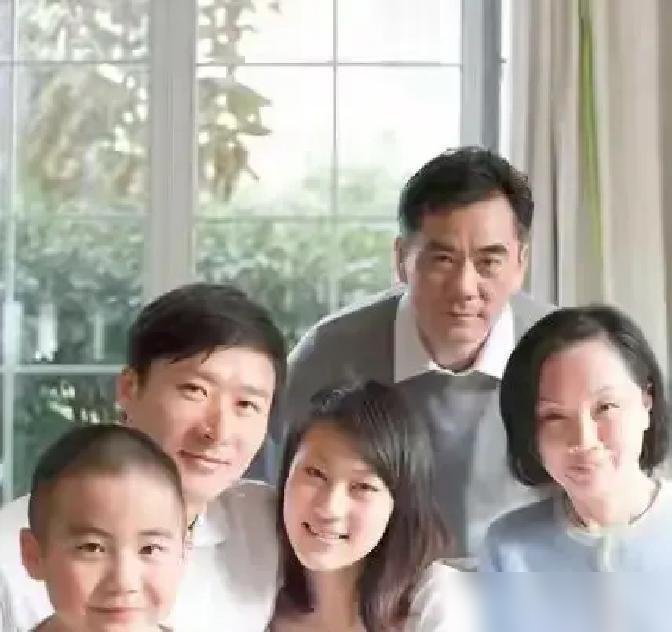 窦骁这一站，直接站到了三太旁边。
之前缺席岳母寿宴，全网骂他软饭硬吃，连婚变都传得有鼻子有眼。结果《主角》一播，收视峰值干到4.487%，豆瓣开分8.2。
刘红兵这个角色，演得是真硬。
再看三太家族合影，他站的是核心位，紧挨着何超莲。
前后不到半年，从“赘婿”到“家族门面”，中间只隔了一部戏