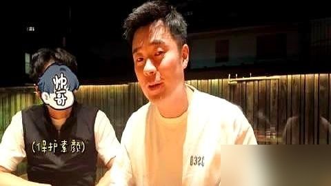 陈赫发张聚餐照，愣是把旁边俩人脸全糊上了，就露他和孙艺洲。
全网直接炸锅，有人猜是娄艺潇邓家佳，有人猜是投资人，还有人说是素人老婆。越糊越要看，越看越猜。
关键他前脚刚在直播里否认《爱情公寓》要重启，后脚就发这种半遮半掩的合影。这操作，摆明了让你往那个方向想。
明星发图没有随手一拍，每一格马赛
