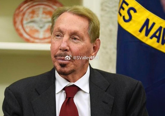 埃里森从世界第二富跌至第八

甲骨文董事长拉里·埃里森（Larry Ellison）的财富在短短两个月内大幅缩水约1040亿美元，从6月2日的世界第二富跌至第八位，净资产约1926亿美元，被英伟达CEO黄仁勋（约1944亿美元）超越。

主要原因是甲骨文股价从6月初约250美元高点暴跌近54%，最低至114.50美元，后回升至 ​