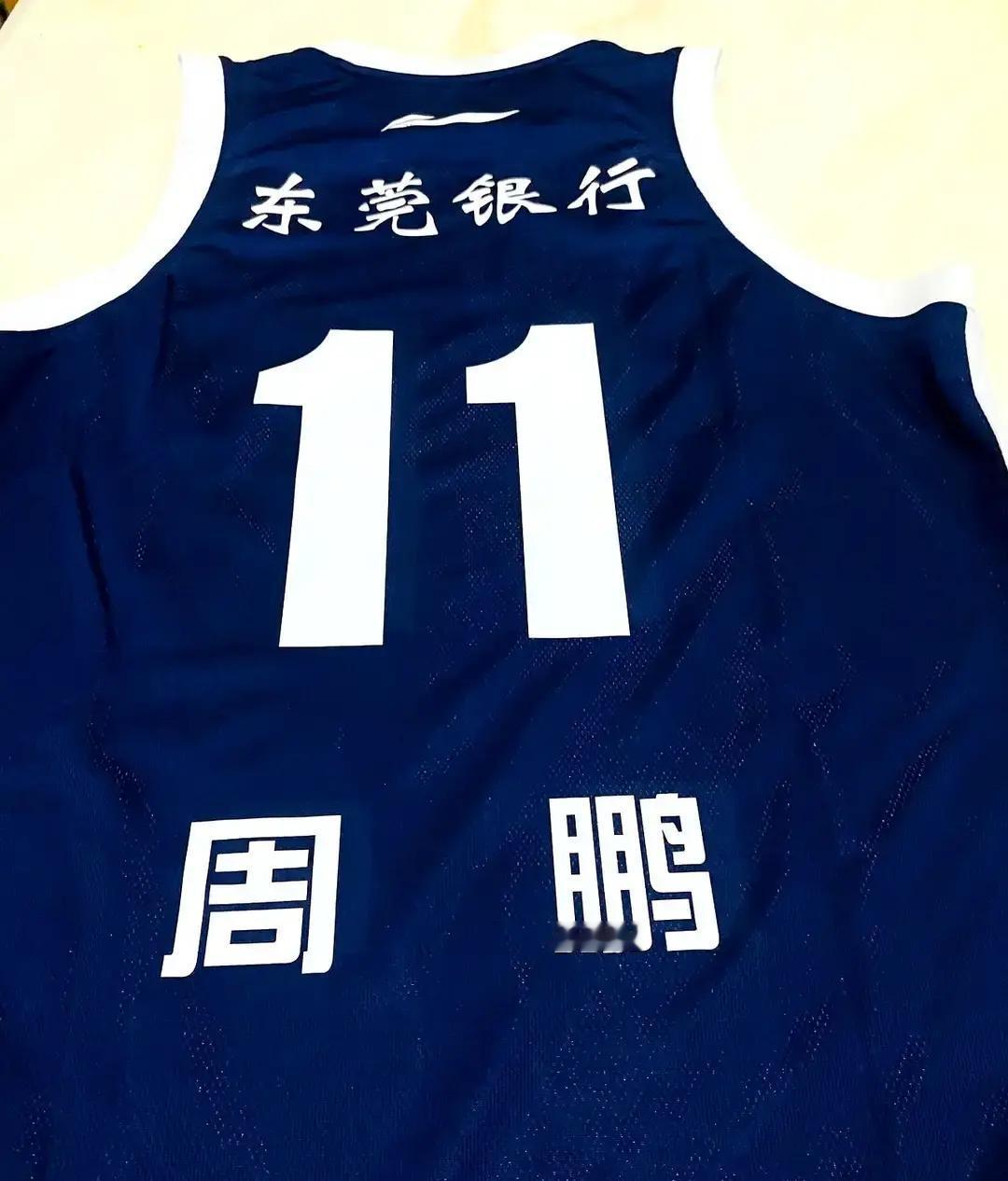 广东宏远退役过4件球衣，朱芳雨和王仕鹏都是8次夺冠，但王仕鹏死活不肯让自己的7号挂上去，说要留给后辈穿

这事儿挺有意思的，你换个角度想，大鹏当年33岁就不打了，多少有点被&34;劝退&34;的味道，后来跟俱乐部的关系也淡了，不像杜锋和朱芳雨那样留下来搞管理

一件球衣挂不挂上去，表面看是个数字，真往里其实是人