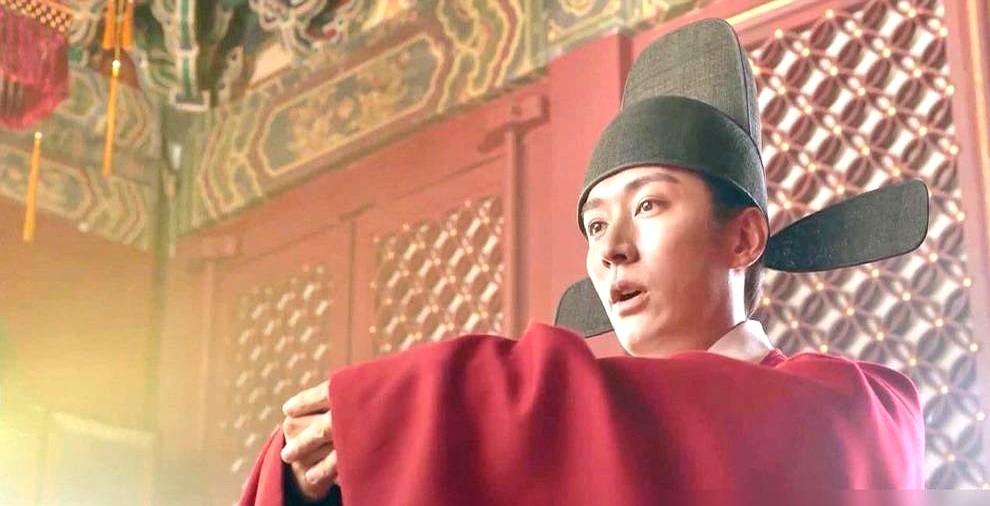 新帝刚坐稳龙椅，林锦岐转头就扔了兵权，跑回金陵种地去了。

昨天还敢假死设局、单枪匹马闯大营，连自己的命都敢拿来算计。朝堂上咬人的狠狼，怎么突然就成了顺毛狗？

功劳簿往往就是催命符。刘学义把这心思抠透了：刀刃都贴着肉了，这时候不主动把自己的狼爪子剁下来，明天谋反的罪名就能砸他头上。

权力这桌牌，