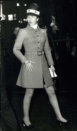 #英国王室[超话]#1969年10月20日，19岁的安妮公主在利物浦站，即将前往切尔姆斯福德，为一所新的警察学员培训学校剪彩

#英国王室##老照片# ​