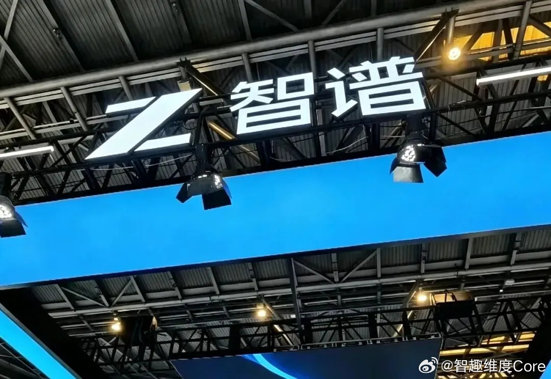 #智谱发布GLM5.3Flash# 智谱今天正式发布了GLM-5.3-Flash。这次发布方式挺有意思，先匿名上线让大家随便用，反响不错之后再官宣身份。这种"先验货再亮牌"的路子，在模型发布里算是比较少见的一种操作。

目前还没深度体验，但看公开信息，GLM-5.3-Flash在推理、代码生成和多语言能力上都有不小提升。另 ​