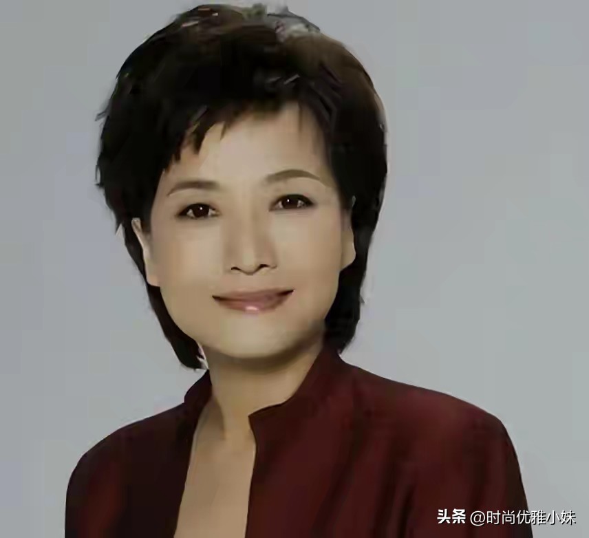 直播镜头意外捕捉到贺红梅补妆，短短两秒掀起巨大争议。很多人以为她事业就此垮掉，没人想到她转入幕后，一步步成长为播音行业的管理者。
 
贺红梅1968年出生在秦皇岛，父母一个是汽车工程师，一个从事医务工作。家里和广电行业毫无交集，没有熟人铺路，也没有资源可以依靠。但她天生适合开口播报，吐字干净，语速稳