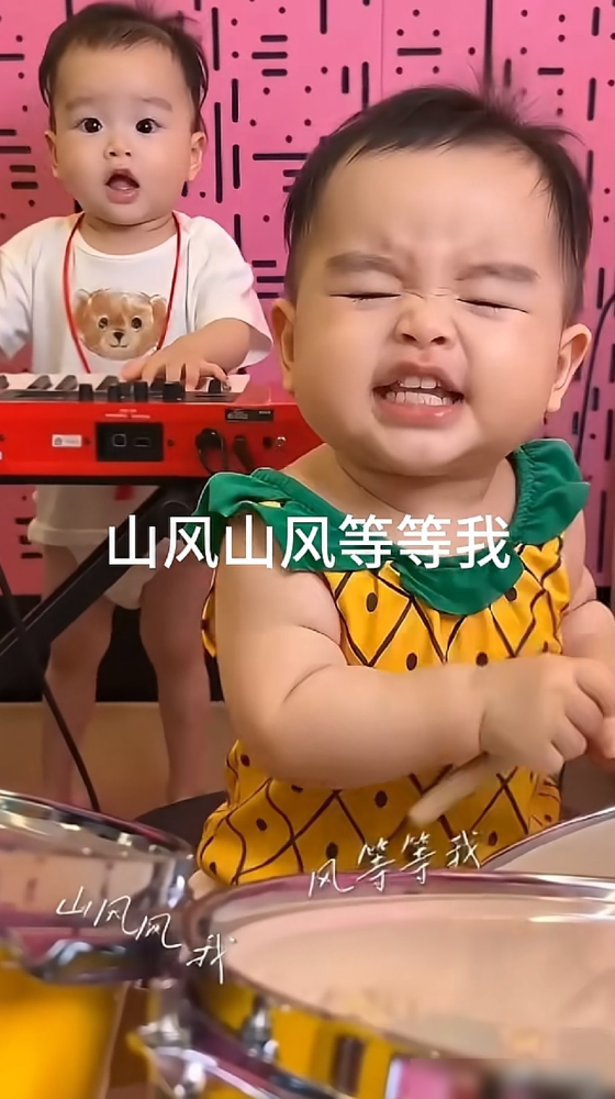 汪小菲刷着粉丝发来的二创视频，突然扭头跟筱梅来了一句：咱家官旗那帮人，真不如姨姨们会整活。
画面里全是小汪宝。AI萌娃版、打工版、探店版，剪得比麻六记官方切片还丝滑。评论区直接喊话：老汪家最忙的劳模，才半岁，天天被迫营业。
关键是，这对爹妈还真不拦着。筱梅主动给汪小菲投喂素材，汪小菲自己账号底下