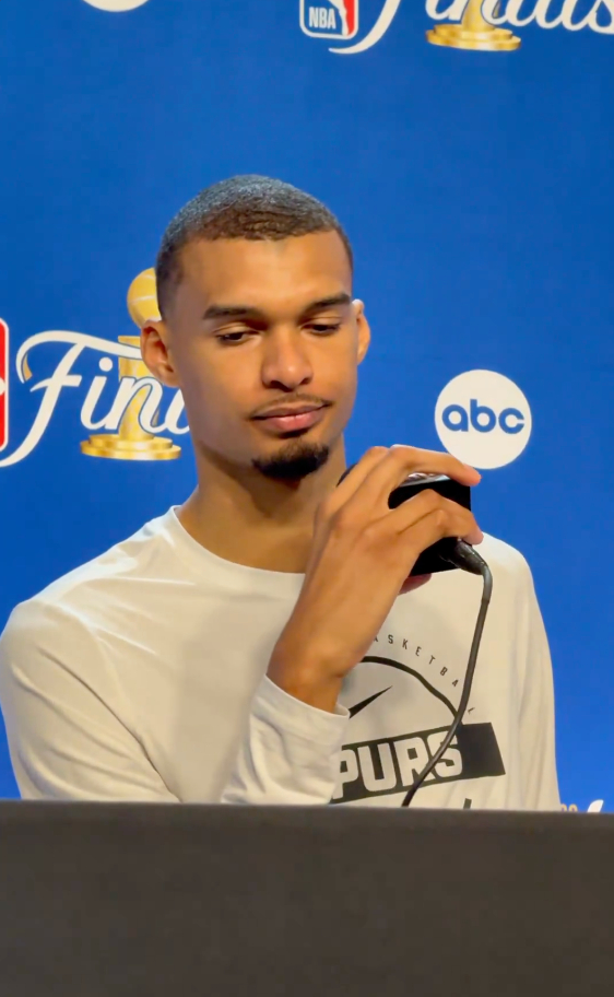 NBA 文班亚马🎙️： “那个球被我传丢了，是我的错。我们本该赢下那...