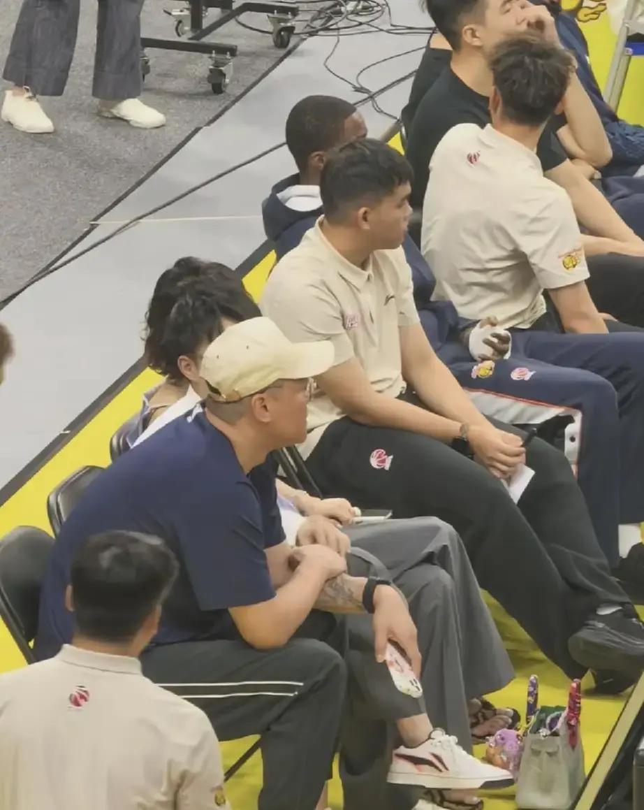 广东宏远主场揭幕战，最抢镜的真不是场上拼抢的外援，而是场边踩着拖鞋坐着的老板娘吴迪。
换了一头利落时髦的新发型，整个人状态看着极好。
身旁坐着高大的儿子，还有朱芳雨，几个人靠在椅背上有说有笑，气氛相当轻松。
要说接地气，整个联赛里真找不出第二个这样风格的老板娘。
普通人去主场恨不得从头到脚全