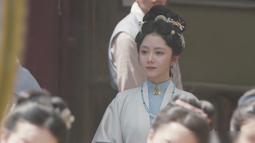 李梦比谭松韵还小两岁，可她俩在《兰香如故》里站一块儿，弹幕全在问：这大少奶奶怎么比丫鬟还显老？
谭松韵36了，演的是流落成丫鬟的许兰香。一张娃娃脸，搁那儿谨小慎微、隐忍求生，愣是没人觉得她在装嫩。幼年戏份还专门找了个17岁的小演员来演，摆明了不硬凹。
李梦34，演大少奶奶赵星棠。骨相硬，气场冲，