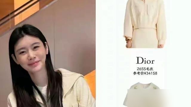何猷君一句“我俩像领工资的”，直接把豪门遮羞布撕了。
家里几百亿，全锁在家族办公室和信托里。他想动一分钱，得走流程，看条款。说白了，他不是继承人，是高级打工人。
再看奚梦瑶敬茶，脖子上挂22只龙凤镯，手腕上套传家宝。婆婆梁安琪笑得合不拢嘴，东西给足了，但钱？不好意思，没你签字的地儿。
一个说“
