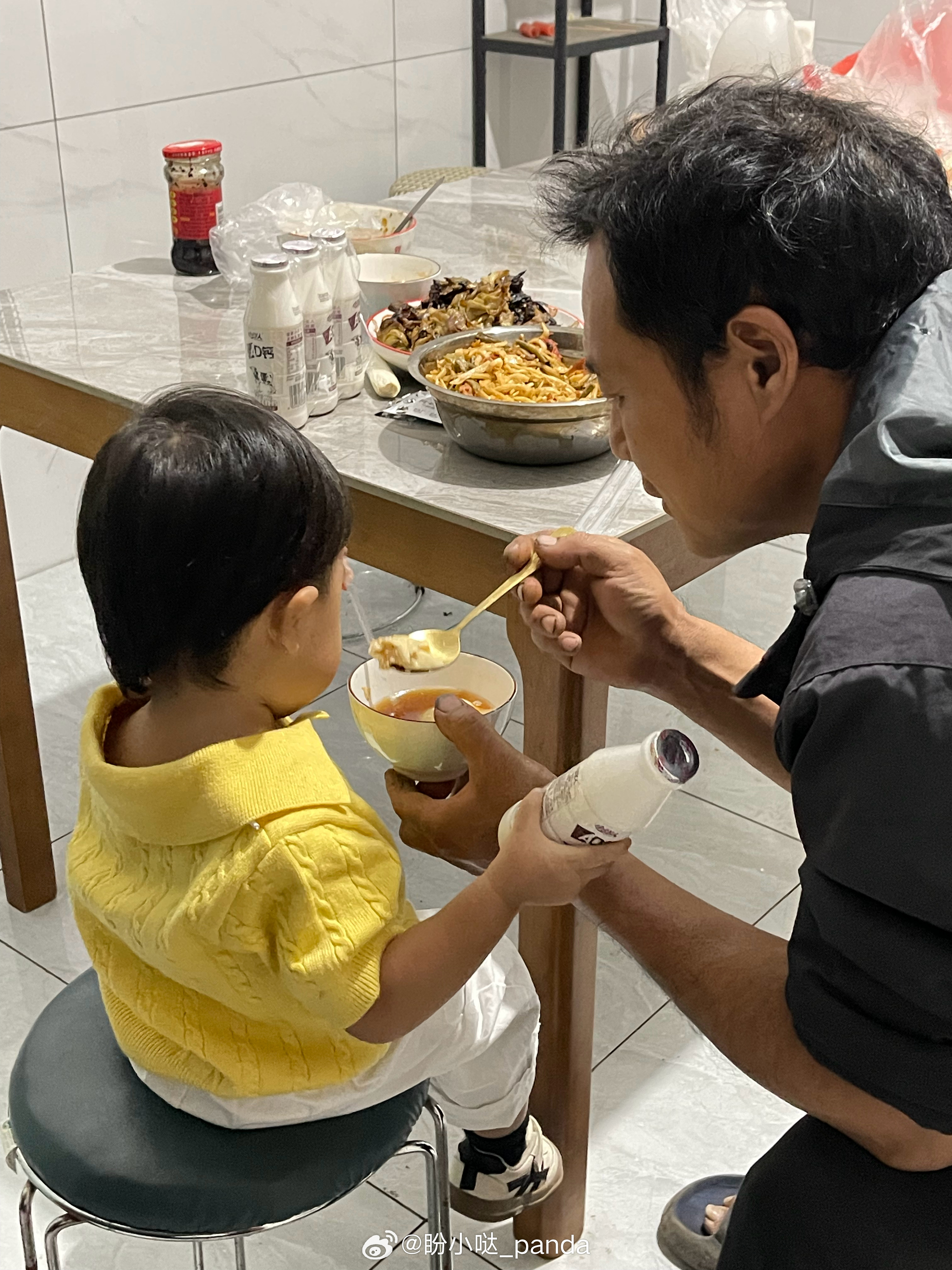 我嫂子：自己家俩亲生的你哥都没喂过一次饭 我：我哥喂他吃的可好了，这几...