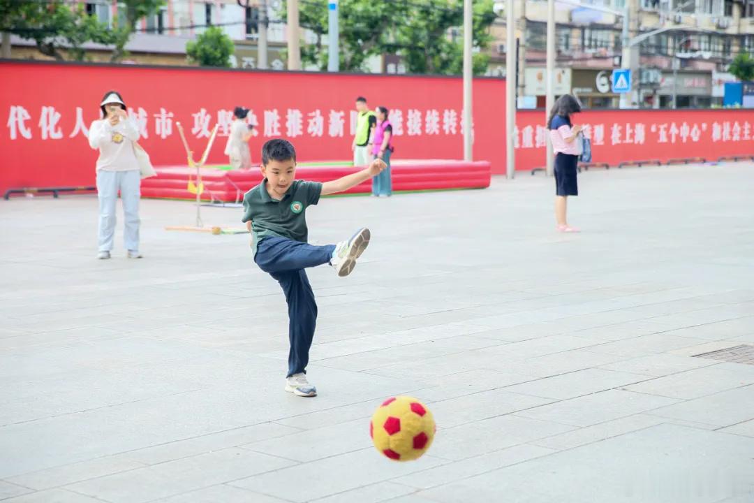 【这场社区运动会，大人小孩都玩嗨了】近日，沪东工人文化宫前广场上，一个...