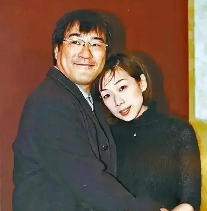 1994年，李宗盛婚内爱上了妻子的闺蜜林忆莲。

他在自己的告别演唱会上只请她当嘉宾，把那些情歌一句句唱给她听。她为了躲开这一切卖了房产远走他乡，他就真的抛下一切追了过去，然后转身回家告诉妻子，自己要为另一个女人和她肚子里的孩子负责。
他把他所有的才情和亏欠都写进了歌里，让天下有情人都为他流泪，自己