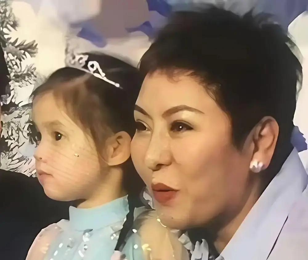 郭碧婷算是彻底完成了向太交给她的“硬指标”，甚至完成得比预想的还要漂亮。
小奶黄正脸曝光的时候，大家都松了一口气。大眼睛、高挺的鼻梁，灵气全在她身上，愣是把向家传了两代的粗犷轮廓给压下去了。
当初向太在真人秀里对郭碧婷寸步不离，满眼里都是藏不住的满意，大家还开玩笑说是婆婆在追星。现在再看，哪是什