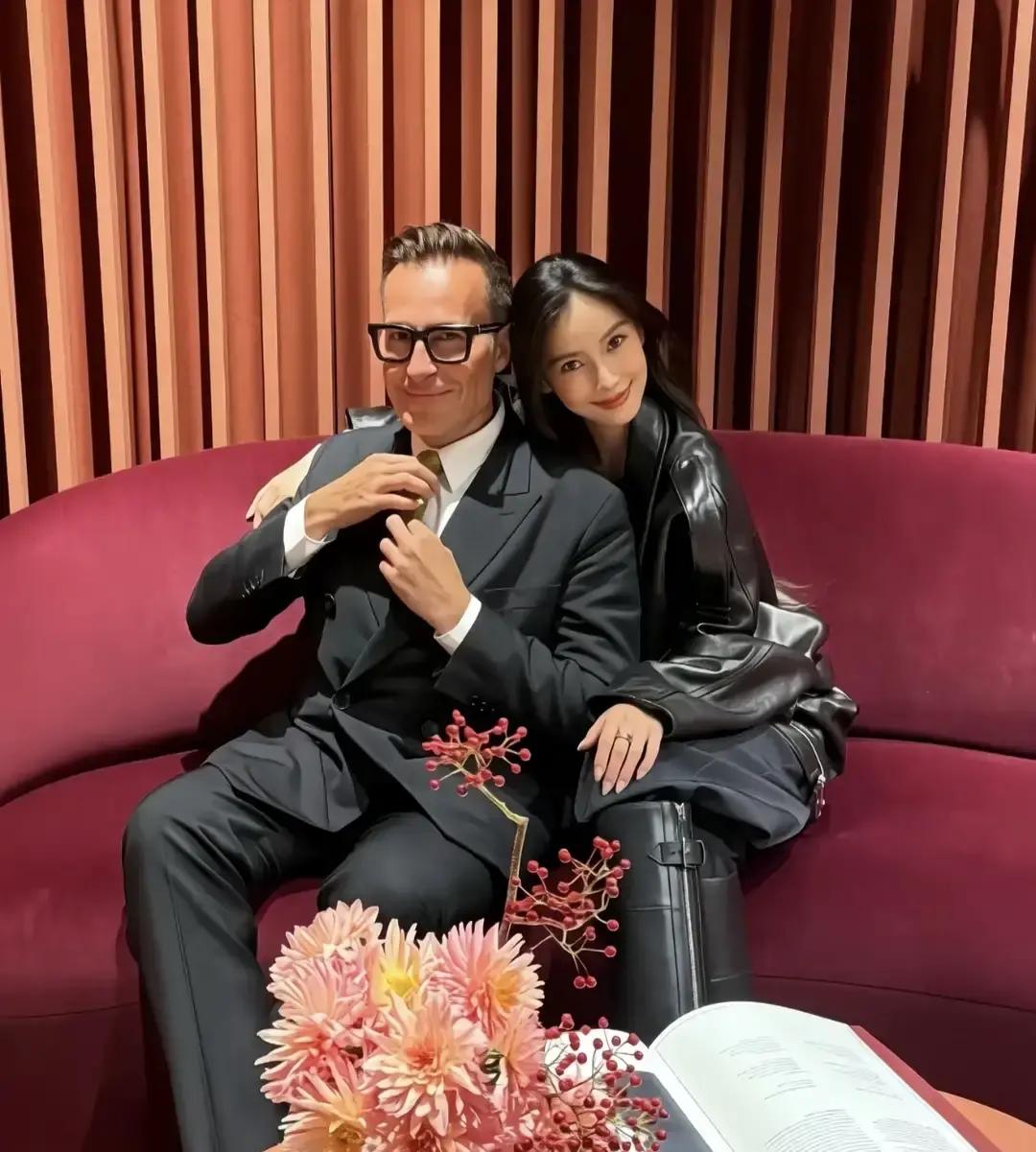 当年杨颖和黄晓明刚官宣分开那会儿，不少看热闹的都断言她撑不过两年。
大家都习惯把她当年的风光全算在前夫头上，觉得一旦没了这层靠山，时尚与影视资源肯定得呈断崖式崩塌。
事实呢？顶级大饼确实缩水了，这点谁都看得出来，头部大制作和爆款综艺确实不再追着她跑。
可偏偏让人没想到的是，她根本没像看客预想的