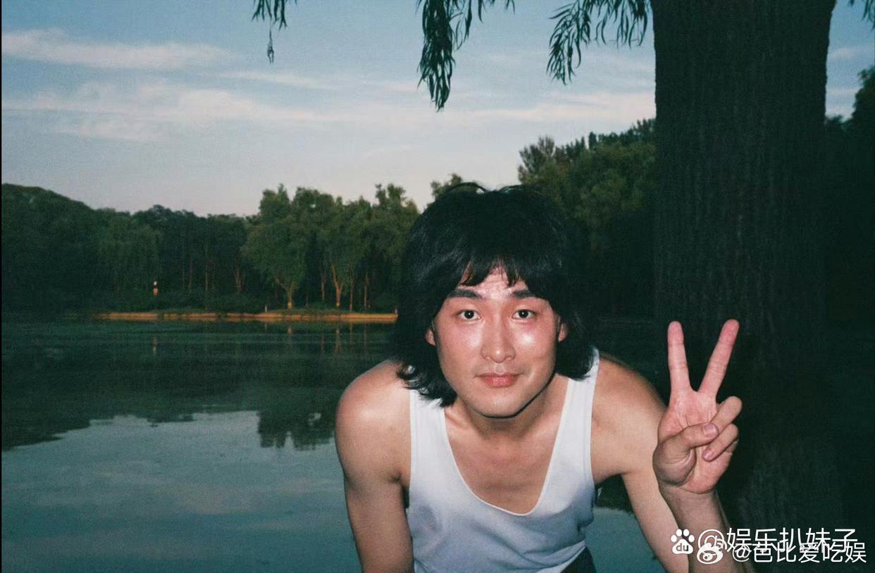 1.肖战的周边已经卖爆了，合作方现在超级开心，团队还愿意出面管理粉丝，这把真的是赚疯了。

2.王彦霖结婚后资源降级严重。他本人很帅，是那种很阳刚的帅。

3.钟丽缇也清楚自己那几个孩子多多少少都有点问题，但她也无力解决，孩子大了，根本不听她的，她只能想办法多挣点钱。

4.虽然不少人说郑嘉颖 ​