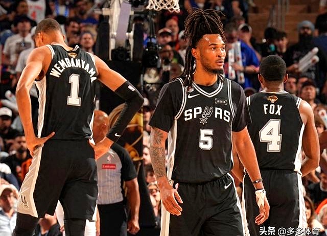 今天NBA最让人意想不到的比赛，并非76人力克尼克斯，而是马刺半场就被雷霆彻底打花。
 

这样的局面赛前几乎没人料到，如今的马刺到底出了什么问题？
 

很多人甚至开始琢磨，管理层休赛期是不是错过了什么能改变局面的超级控场大师。
 

但要是真把锅甩到“没买成哪个老牌超巨”头上，那纯粹是扯淡。