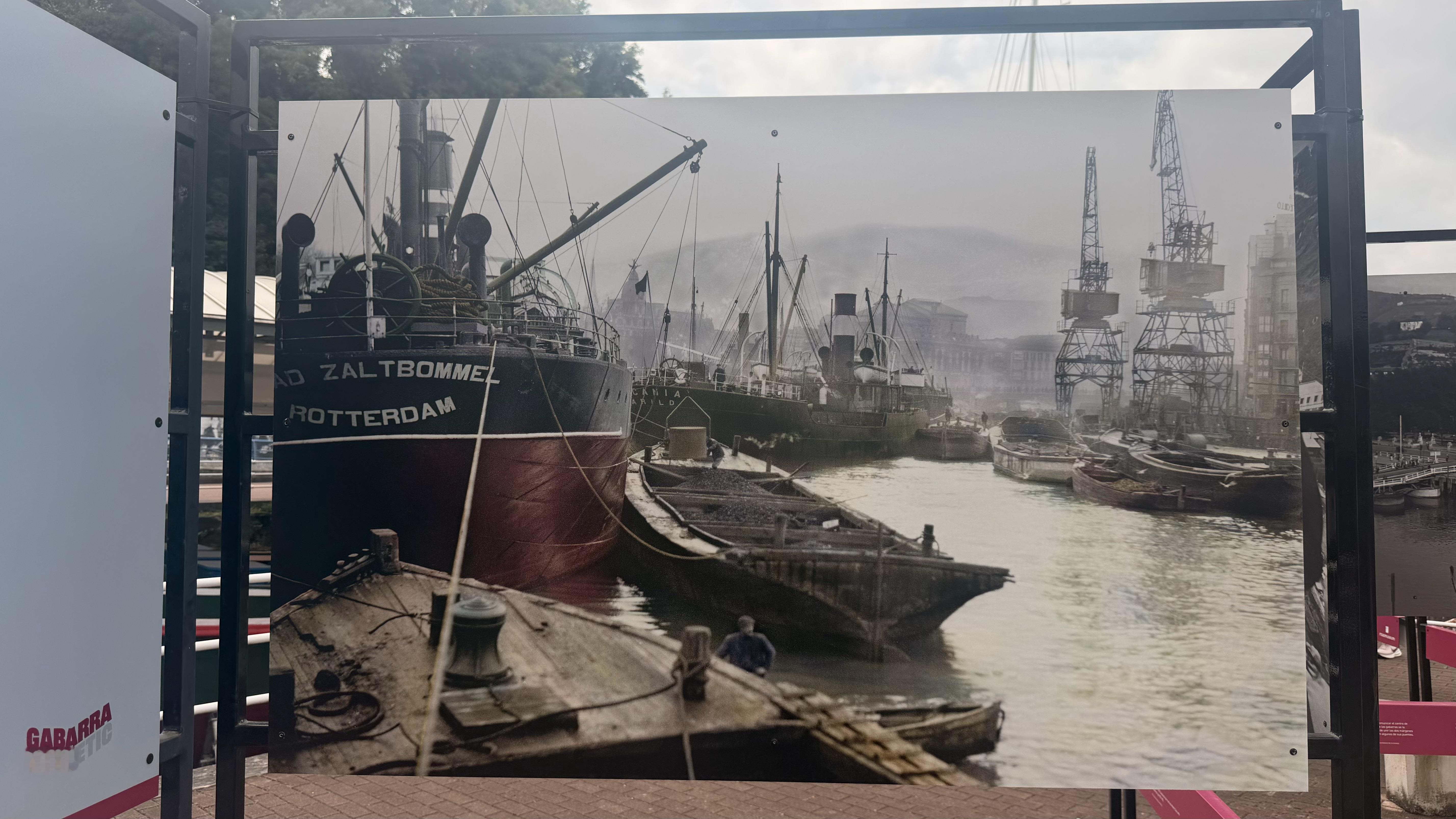 Itsasmuseum
毕尔巴鄂额海事博物馆外

去毕尔巴鄂美术馆的路上
路过海事博物馆
一直在和Gemini商量是否进去参观
他建议我先参观博物馆外的公共区域
那个红色大吊车
karola
一个美女的名字

照片墙记录了1983-84年
毕尔巴鄂竞技队最辉煌的历史
满城居民聚集在河岸两旁

有没有那个西甲俱乐部重未夺冠过 ​