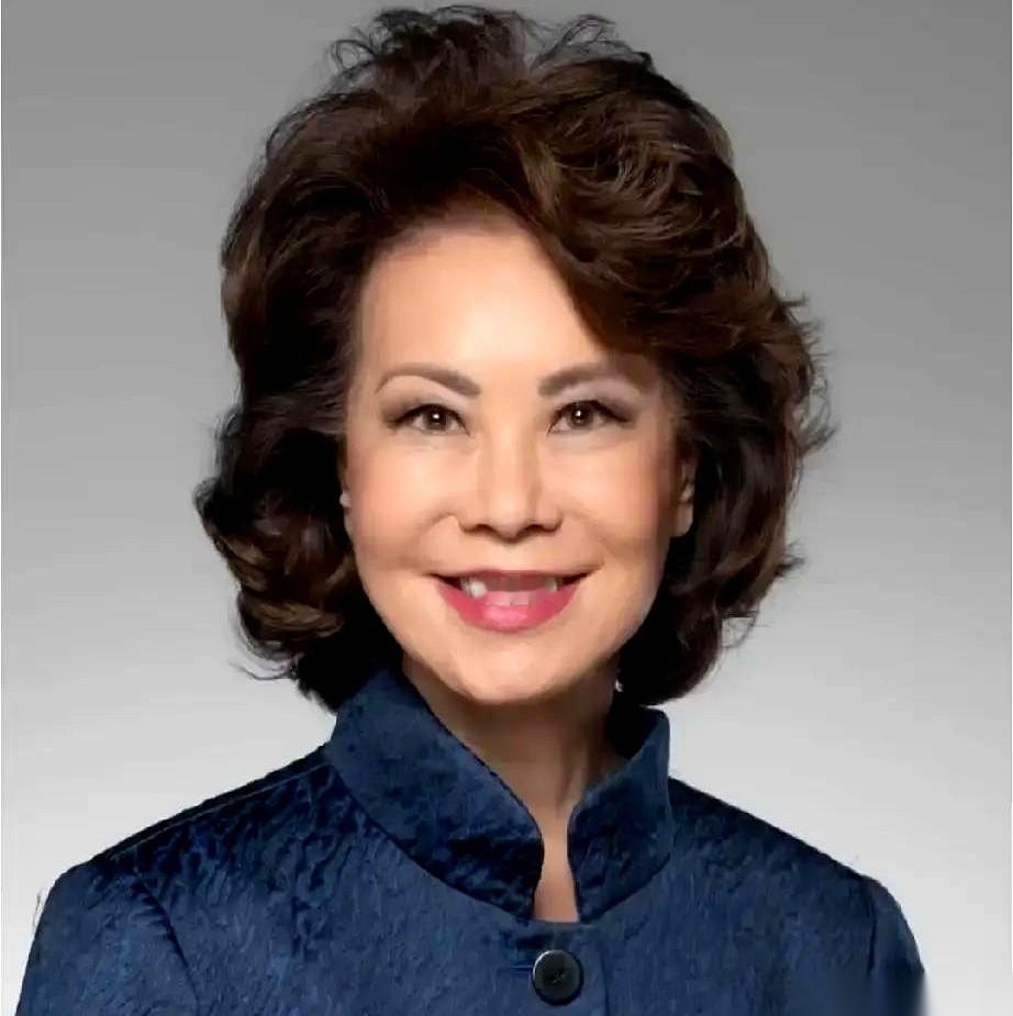 水均益当年两次采访美国前部长赵小兰，现场留下的反差不是一般的大。
第一次在演播室碰面，水均益刚顺嘴喊了一声“华人”，赵小兰把身子往后一靠，当场截断话头，硬邦邦纠正：我是亚裔。
那时候她官职在身，排场摆得极足。录制棚里的聚光灯稍微偏了一寸，摄像机机位稍有变动，她身边的随行人员就立刻叫停，每一根头发丝的