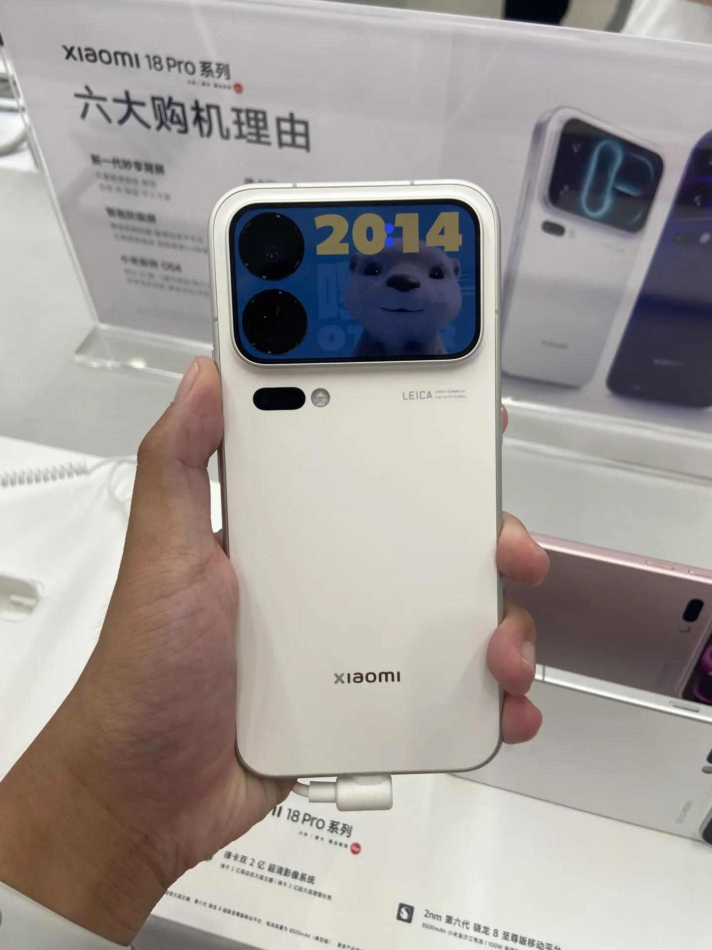 小米 18 Pro Max 值得入手吗？

体验小米 18 Pro Max 后，最直观的感受就是“稳”——这种稳不仅体现在系统交互的丝滑，更在于它作为全能旗舰的综合底气。

⚙️ 性能核心：第六代骁龙 8 的降维打击
这次升级最核心的无疑是首发的第六代骁龙 8 超级至尊版。
- 日常体验：无论是高频