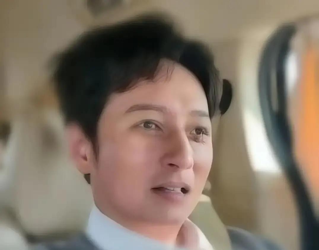 手里攥着北京的两套房产，平时开着跑车出门，名下实打实地盘着4家公司，老家长沙还有个200平的大平层

谁能想到，顶着这么厚实的家底，49岁的李维嘉反而越活越没动静了

名利场里哪怕赚个百八十万的人都在拼命秀优越感，这位身价不菲的“钻石王老五”却把日子过得比白开水还清心寡欲

身边人都在替他着急，可人