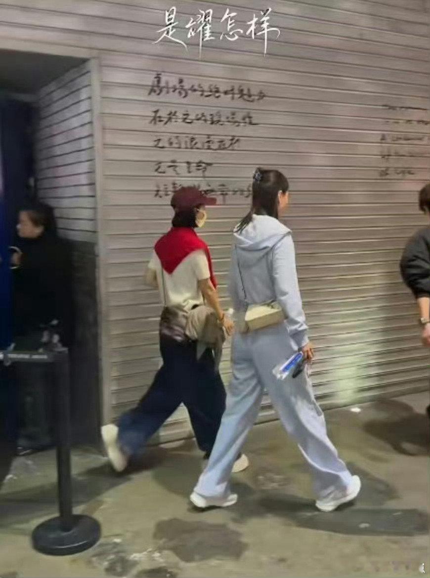 #赵丽颖身体不适后首现身#休养之后低调露面，赴约支持好友的话剧，简约穿搭安静坐在台下，把情谊藏在行动里，好好照顾自己，慢慢恢复状态 ​