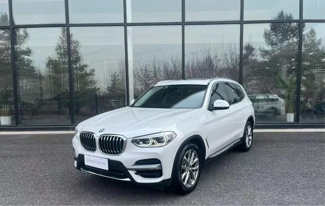 二手宝马X3——22万买准新宝马SUV，长轴版空间更大
上次聊了14万的老款X3，这次说说准新长轴版。我帮一个换车的朋友淘了台23款的X3 xDrive30i尊享型M曜夜套装，22万5拿下，当年落地四十五六万的车，现在二十万出头就能开走。
这车最大的亮点就是长轴距。2022年之后X3出了长轴版，后排