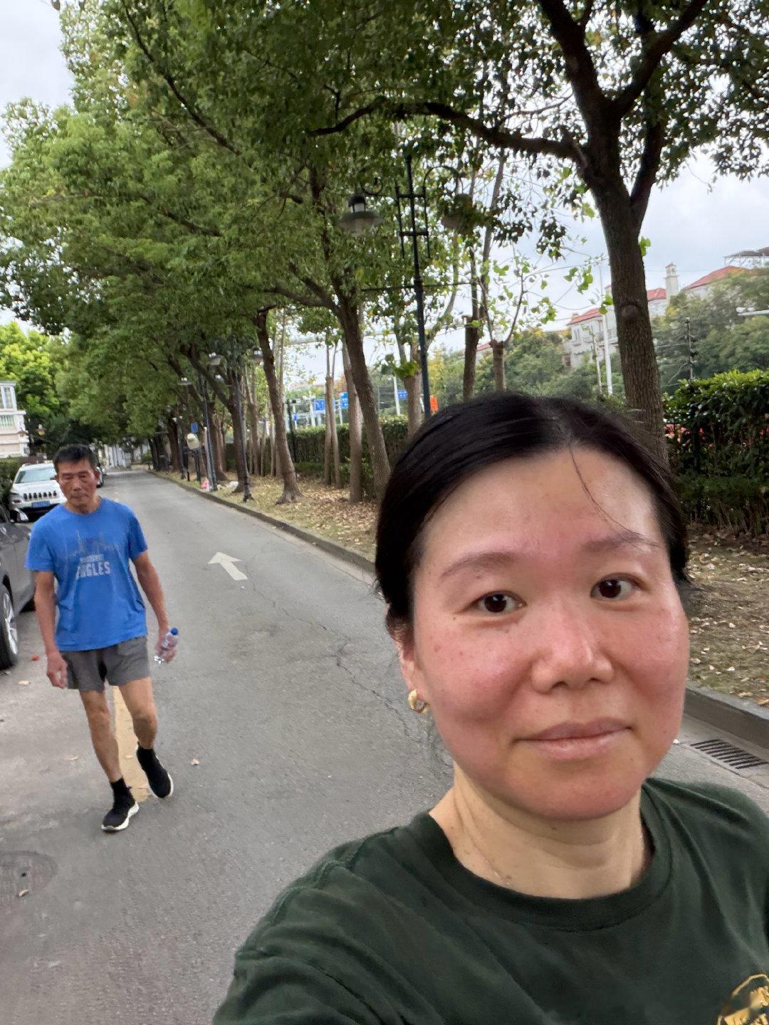 打完匹克球的空巢老人 回家做饭了[坏笑] ​