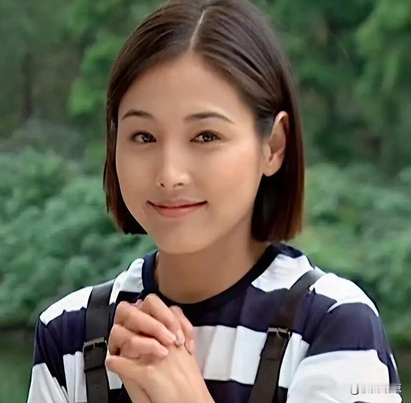 张延，高调发文！

9月14日，56岁的“男人婆“张延，在官宣离婚近1个月后，首次在社交平台更新动态，虽然她一个字都没说，网友却从中看出了她的生活态度。

张延的社交平台定位是新西兰，发文里她本人没有出镜，也什么都没说，只是分享了三张照片，有油画、咖啡还有景点的建筑物，能看出张延最近出国散心了，过得
