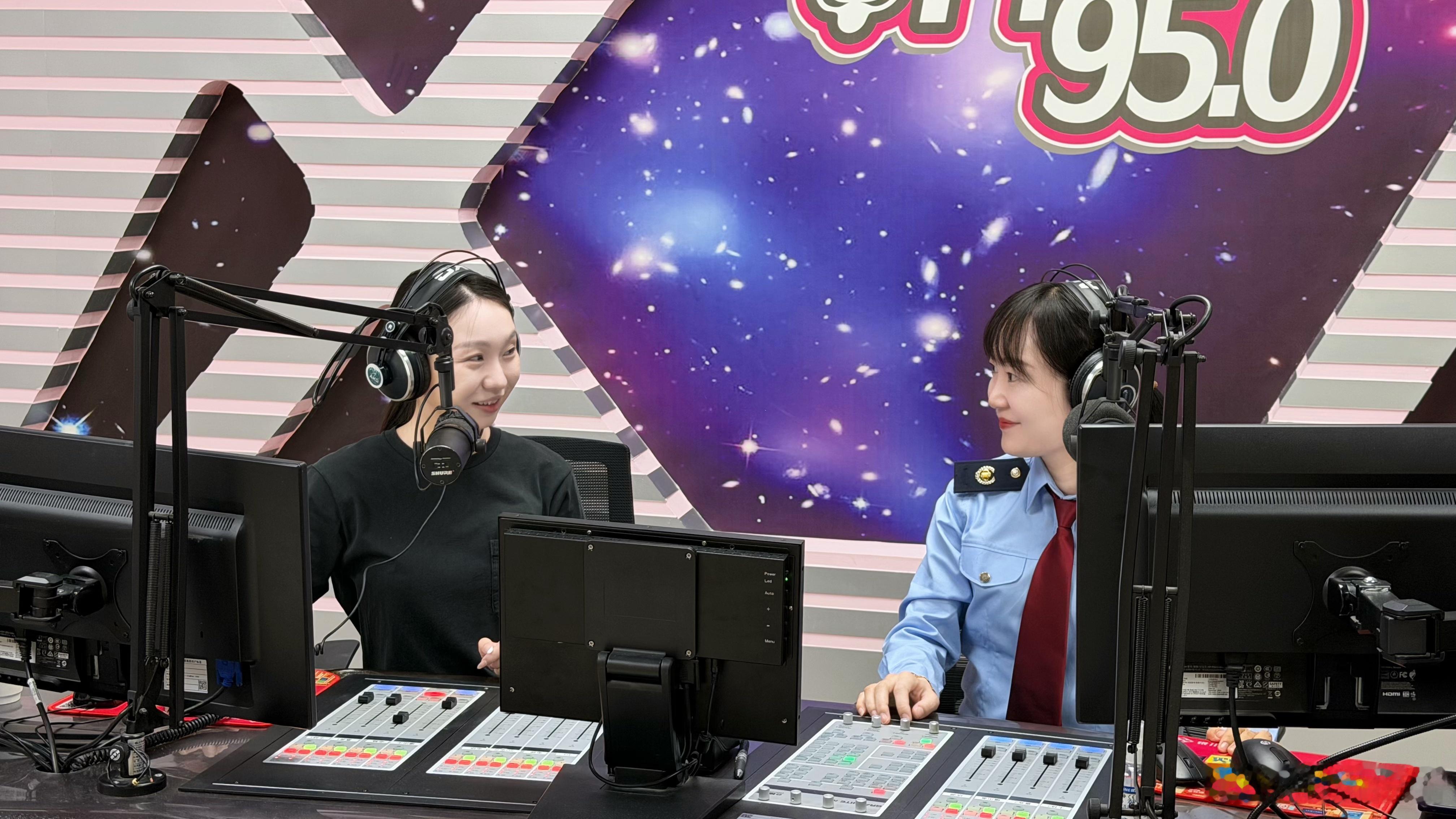 【兴庆区税务局：电波传税音 政策惠企促合规】近日，兴庆区税务局副局长陈艺做客银川经济广播FM95.0【局长走进直播间】栏目，紧扣全国第35个税收宣传月“税收·法治·公平”主题，以“法治护航、便民惠民、合规兴业”为主线，聚焦货物运输、电动摩托车税费业务开展政策宣讲，解读涉税要点，普及风险知识 ​