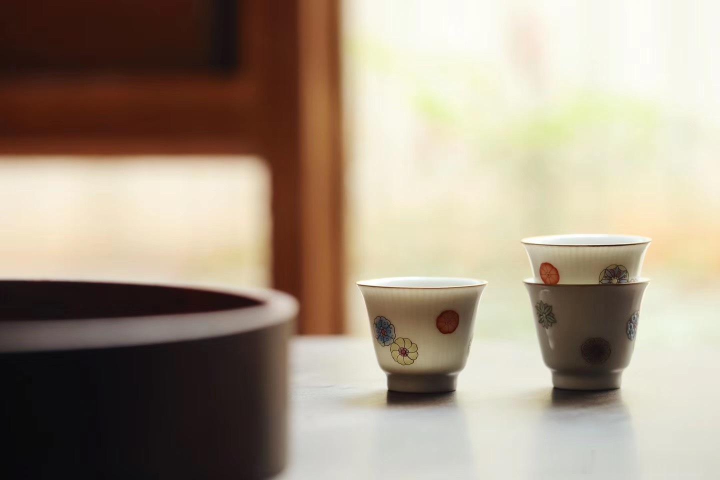 皮球花又称小团花。是一种不规则的呈放射状或旋转式圆形纹样。这种纹样在明清时期多运用于织绣和瓷器等方面。亦有美满团圆之意。家居美学茶器 ​​​