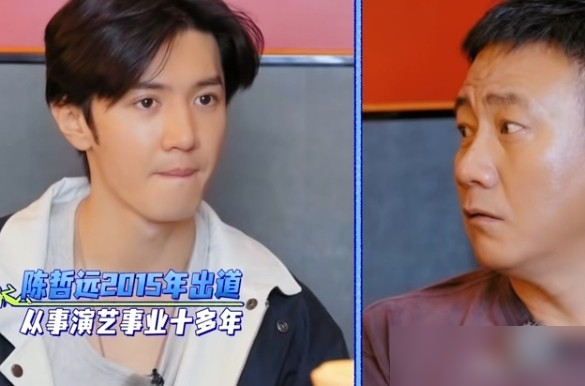 硬汉胡军和李乃文，竟给人当起了小助理。
综艺里，这俩老戏骨真就放下了身段。摄影棚内，俩人举着吹风机，围着陈哲远忙前忙后搞造型。到了片场，李乃文还凑上去给小伙子扇扇子，主打一个伺候局气。
陈哲远18岁入行，拍了快10年戏，碰上这阵仗也吃惊。更绝的是，十一年没下厨的胡军，亲自颠勺烧了酸汤鱼，狠切六大