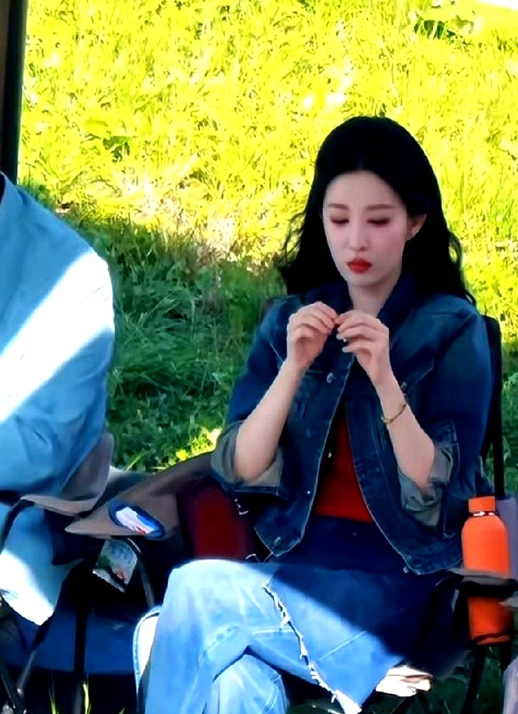 那个被全网吐槽“爱翻白眼”的女演员，私下竟是个扭大秧歌的憨憨。

九寨沟的草甸上，王楚然跟沈腾、白敬亭混在一起，大开大合地甩着胳膊扭着腰，笑得后槽牙都露出来了。哪还有半点娇气包的影子。

之前那些所谓的高冷和翻白眼，闹了半天是因为高度近视看不清人。一上真人秀，底牌全亮出来了，就是个不拘小节的北方大妞