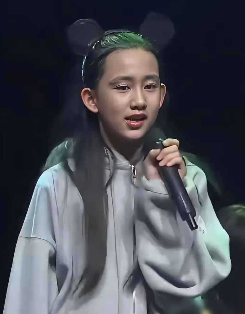 黄磊把二女儿推出来了，第一眼看过去，跟他共用一张脸。
这步棋走得太急了，他这两年口碑什么样，自己心里没数么。做饭翻车被全网玩梗，说教被骂爹味，连早年跟宋丹丹吃豆角进医院都被扒出来反复鞭尸。他倒是淡定，说什么能让大家搞个段子挺开心。
可观众买不买账，靠的是眼缘。二女儿长相太黄磊，偏偏黄磊这张脸现在