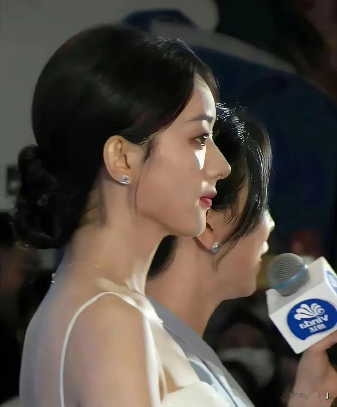 方媛和赵丽颖是同龄，赵丽颖的鼻型完胜方媛。一个人的鼻型好看，那么她的颜值一定不会太低。你觉得呢？ ​