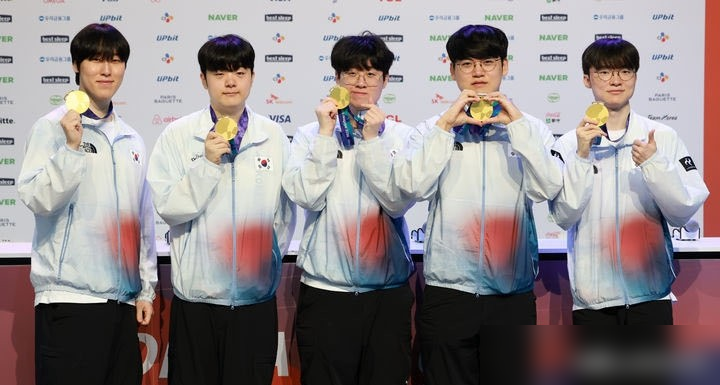韩国国旗升不起来，球员在领奖台上当场愣住。10月3日男足决赛，韩国1比0赢日本，四连冠。国歌都放完了，中间的太极旗还卡在半道，两边的日本旗中国旗倒是稳稳当当。看台上嘘声一片。
更早的9月18日，曲棍球赛前，主办方直接把韩国国歌放成了朝鲜的。当晚俩负责人跑去道歉，柳承敏发函抗议。
射箭被印度抢金，