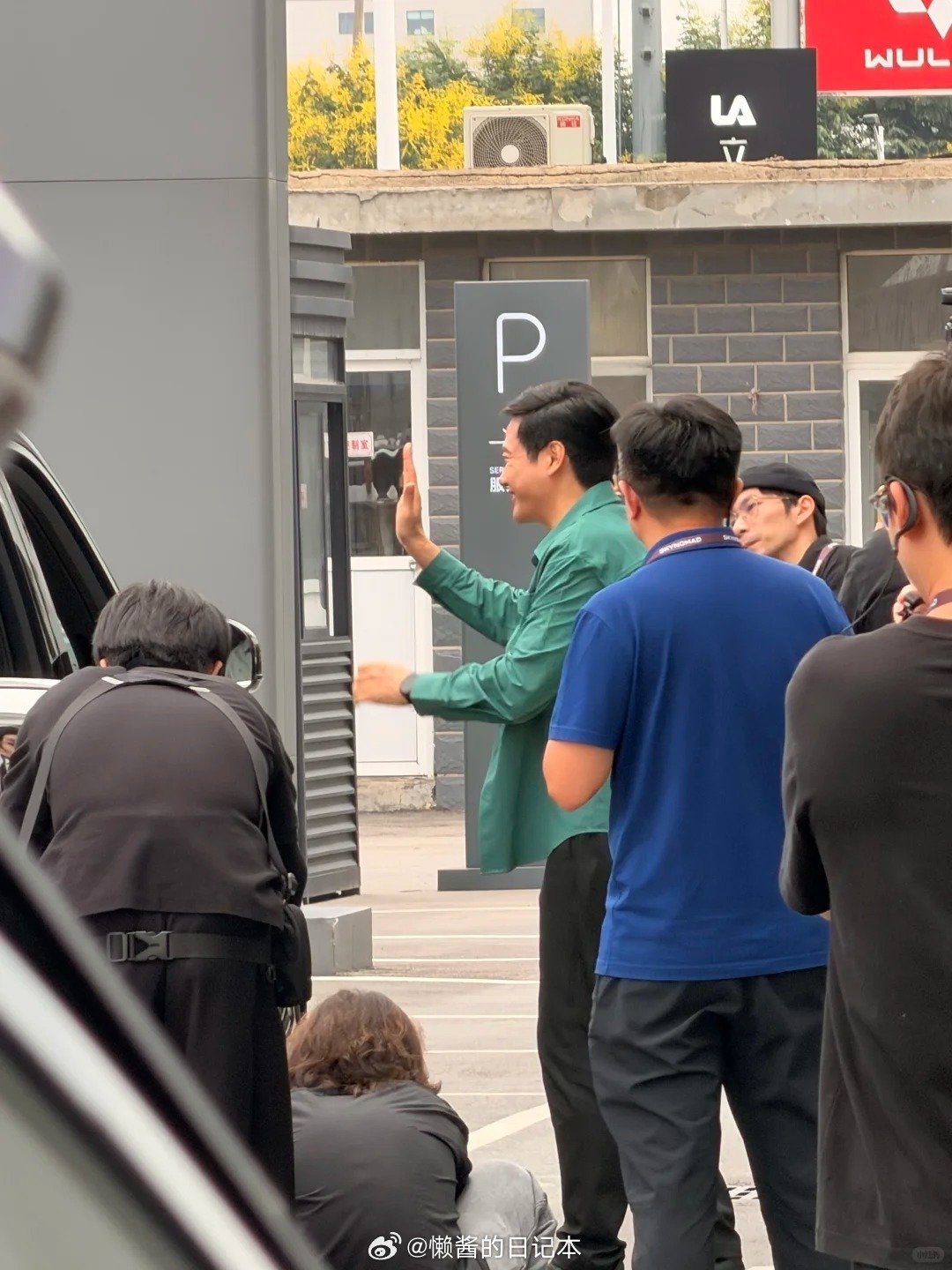 #雷军为上海澎程车主交车# 澎程上市即交付，这节奏是真的快。

雷总带着员工在门口迎接，和30位上海首批车主逐一握手、交谈，拍完大合影又单独合影，还亲手为车主开车门目送驶离，从入场到离场全程亲力亲为。

交付伴手礼是皮爷咖啡定制礼盒，上海站这波很有本地腔调，连小礼物都花了不少心意。[畅游] ​