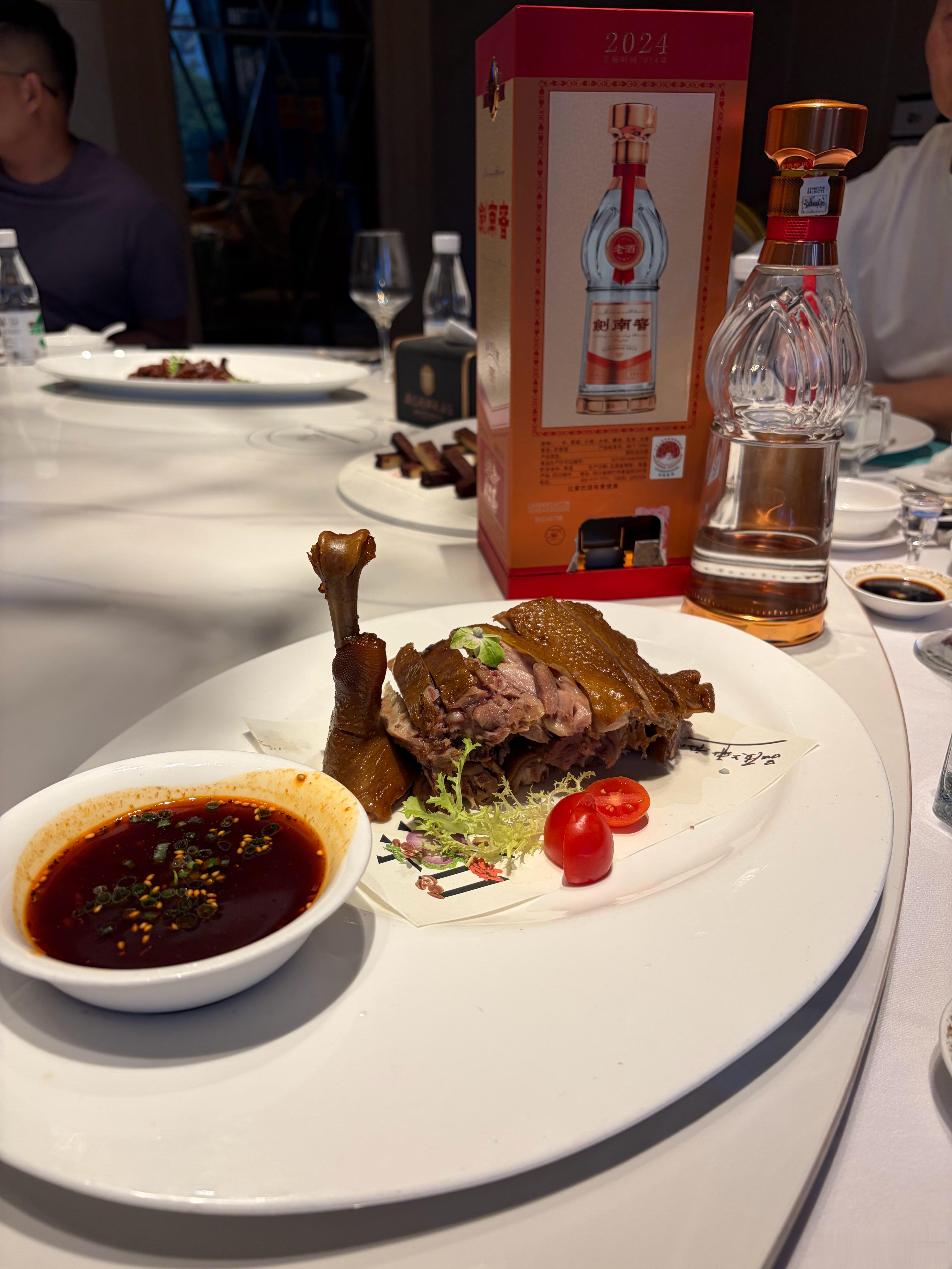 中国人再怎么谈，还是离不开酒文化，我们这代人做的事，是试着把饭桌上、酒桌上的事情，搬进法律，搬进代码，搬进人工智能。今晚的聚会，有媒体人、有上市公司的高管、有剑南春酒业公司的负责人……大家不约而谈的就是未来的日子，我们很清楚，要从这座山翻到另一座山。五年、三十年以后，我们还在哪座 ​