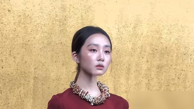 黄多多穿着香奈儿高定往红毯上一站，评论区直接炸了，没作品，凭什么？
NYU电影系GPA近满分，自编自导短片，乌镇戏剧节给黄磊当双语翻译。转头又进了程耳剧组，跟王一博汤唯搭戏，演女二号。
红毯出发图的背景板，是她自己手绘的黑白插画。香奈儿给的待遇，是2026秋冬系列首穿。
别人挤破头抢一个资源，