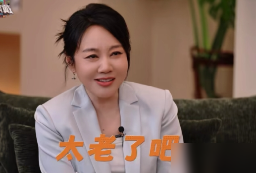 闫妮在节目里吐槽相亲对象，张嘴就是一句都50了，太老了，说完自己先愣住，紧接着补了一句：哎，我不也50多了吗？
那个场面，满场都笑。但笑完之后，你会发现这根本不是段子，是很多中年人最真实的错觉。
她离婚20多年，不是没人追。谈过小的，也相过亲，最后都没成。现在女儿大了，90岁的老母亲还跟她说：找