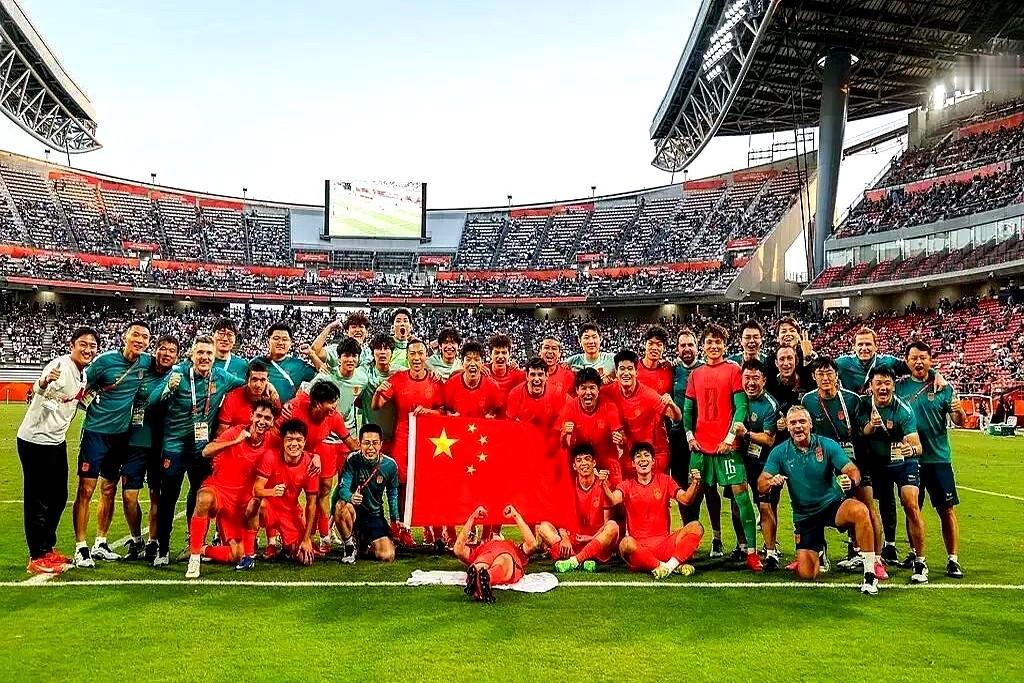 U23男足亚运摘铜收官，直通成年国家队的26人名单骨架已定。

王钰栋、李昊、拜合拉木、胡荷韬、杨希属于铁板钉钉。他们在俱乐部站稳脚跟，打亚洲队经验足，邵佳一也摸底，名额早锁死。

徐彬、蒯纪闻、毛伟杰、依木兰紧随其后。经历了亚洲杯和亚运会，只要回联赛别重伤、状态不跳水，大名单基本稳拿。

最悬的是
