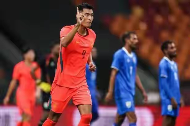 🔥国足3-0击败马尔代夫！王子铭13分钟轰帽子戏法，打破国家队11场进球荒！在重庆国际邀请赛中，上半场国足久攻不下，0-0闷平了对手，在中场邵佳一原定下半场全部更换人员后，他却决定让王子铭继续留在场上。下半场第50到63分钟，王子铭连续打入三个进球，用单刀、头球和门前包抄三种不同的方式完成了帽子戏法