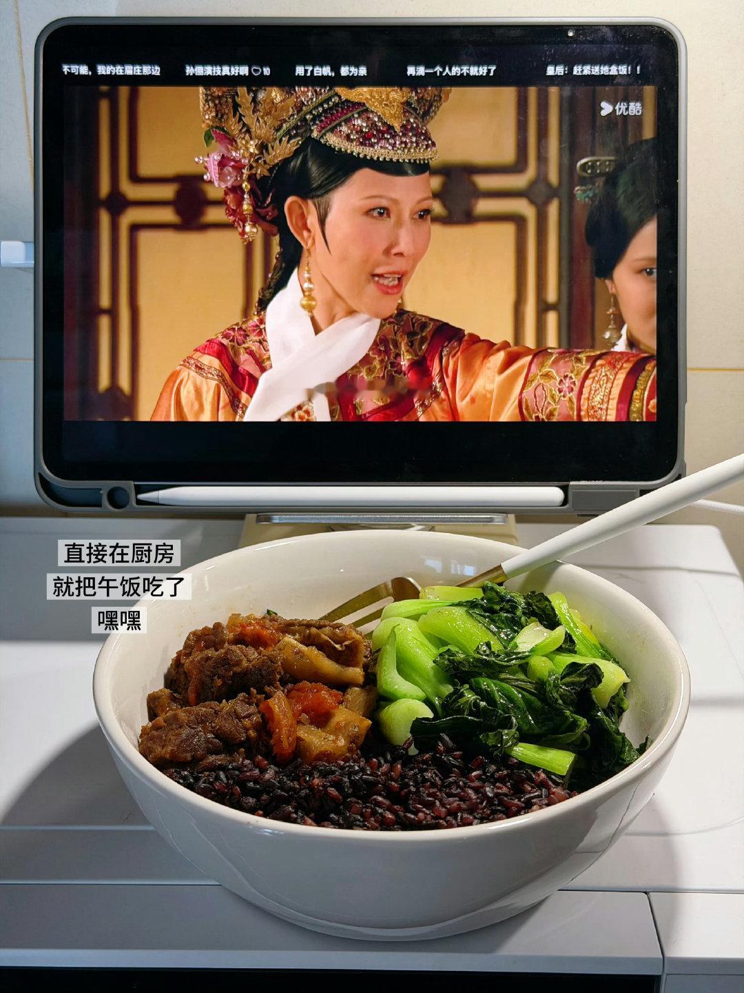 #自己做饭成本其实很高#
自己做饭，其实主要是时间成本高

最近全家都在减肥
我也几乎都是每天自己做减肥餐
有一些方法还是可以跟大家分享的

1️⃣一次性多做一些，分装冷冻
优质碳水主食类：
紫薯、红薯、水果玉米这些可以一锅蒸许多，分装冷冻起来，吃的时候自然解冻或者微波炉加热即可。

糙米/杂粮饭比较难熟，有的需要浸泡，一次做一顿很费时。可以一次煮出来一大锅，再分装冷冻起来，吃的时候微波炉一叮，跟新蒸出来的一样（白米饭也可以这样储存）
肉类的话像卤牛腱子肉、炖牛肋条、卤鸡腿这种都可以一次多做一些分装冷冻起来。

2️⃣一天尽量开一次火，把两餐都准备出来
我是中午给自己做饭的时候，就顺便把晚上的晚餐也一起做了，反正全家都在减肥，按照蔬菜：肉：主食：2:1:1的比例用分餐便当盒把晚餐分装好放冰箱，谁回来了就拿一份直接微波炉一热就可以吃啦！又简单又方便，也不用等着谁回来吃热乎饭哈哈哈！

上班族朋友减肥的话，可以晚上做的时候给第二天中午准备一个便当。

实操下来，我觉得以上方法甚好！为啥...