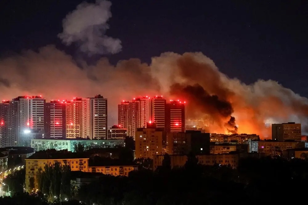 俄军凌晨饱和空袭基辅！不再拼阵地消耗，真正杀招直指乌克兰命脉

9月8日凌晨，俄军重启对乌克兰首都基辅的大规模密集空袭。

这一轮进攻含金量极高，俄军不再使用普通常规弹药，弹道导弹、巡航导弹、反舰导弹、喷气式高速无人机多弹种协同出击，几乎拿出主力远程打击家底，发动全域饱和打击。

但如果只看“炸毁建