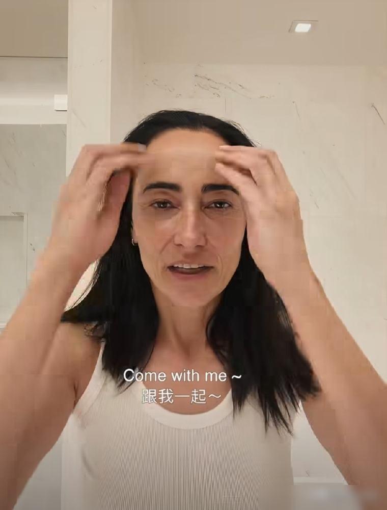 吴彦祖晒了张没修的合照，他老婆Lisa素颜，发际线后移，皱纹全在脸上，评论区直接炸了。
有人说得难听，像戴假发的吴彦祖，丑得可怕。也有人愣是看了三遍，说这才是活人，比那些磨皮磨到五官模糊的女明星强多了。
其实这俩结婚二十多年了，早就不整那些虚的。分房睡，各自骑马，采访里原话，精神陪伴比什么都重要